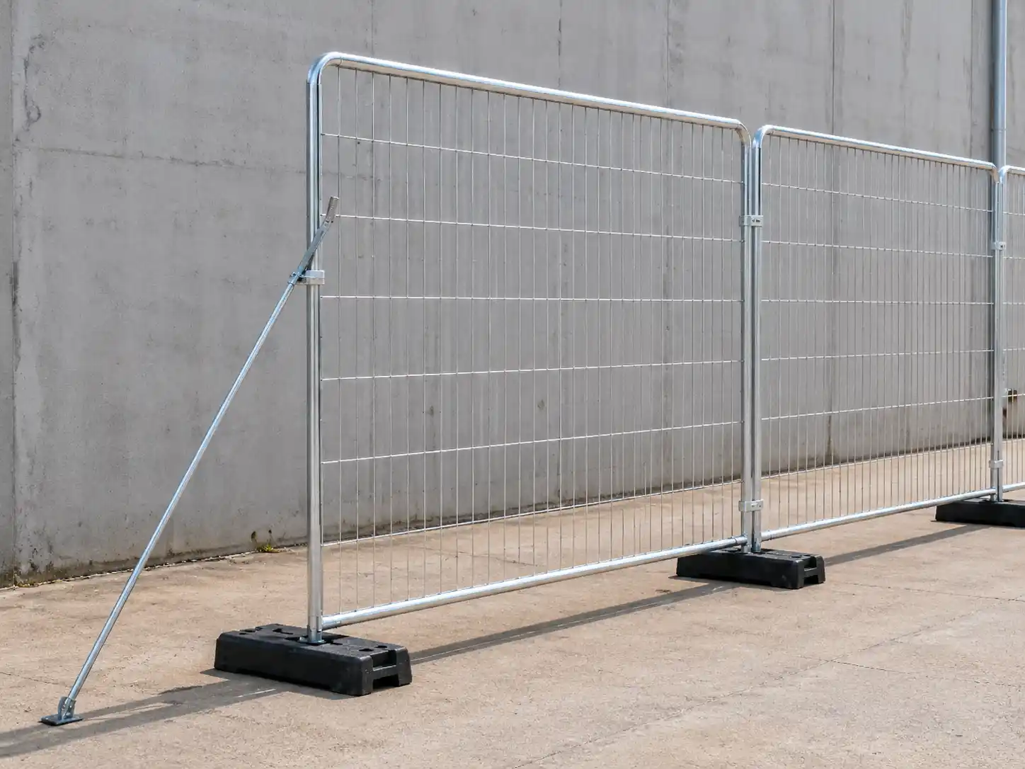 Braced Canada temporary fence line for managed public access